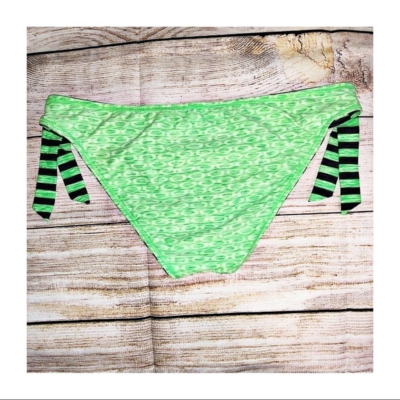 Oakley Green and Black Reversible swim bottom Size M/L - Picture 4 of 7